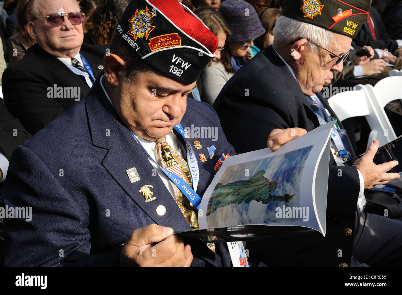 Membre du Tribunal des anciens combattants des guerres étrangères lors d'une cérémonie sur Liberty Island le 28 octobre 2011 en l'honneur de la Statue de la liberté. Banque D'Images
