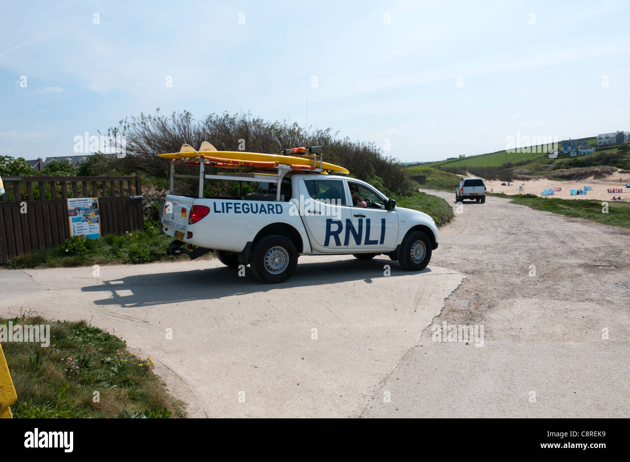 Un livre blanc Misubishi L200 4x4 avec sauveteur RNLI Treyarnon Bay au marquage de Cornwall. Banque D'Images