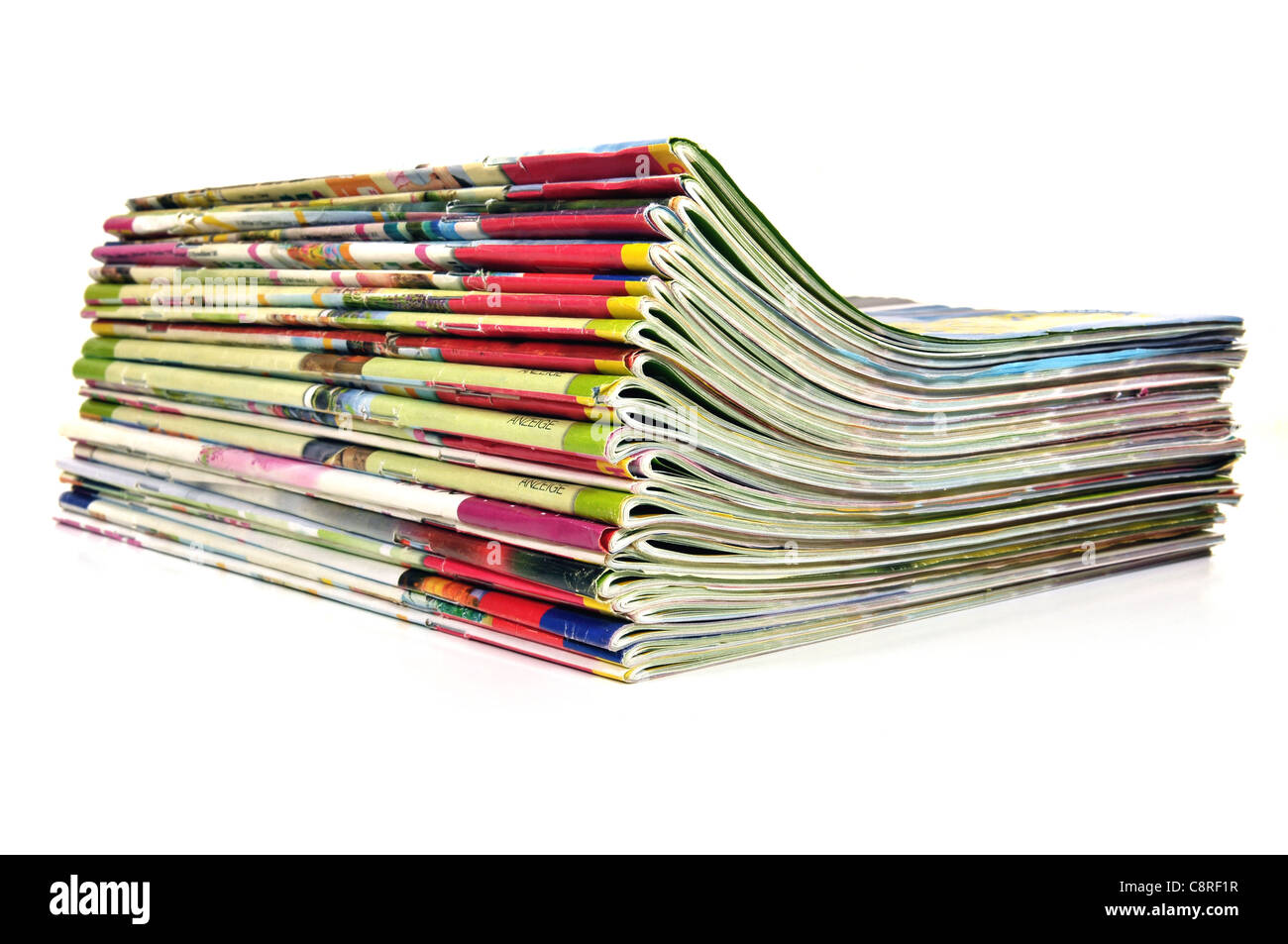 Tas de différents magazines multicolores sur fond blanc Banque D'Images