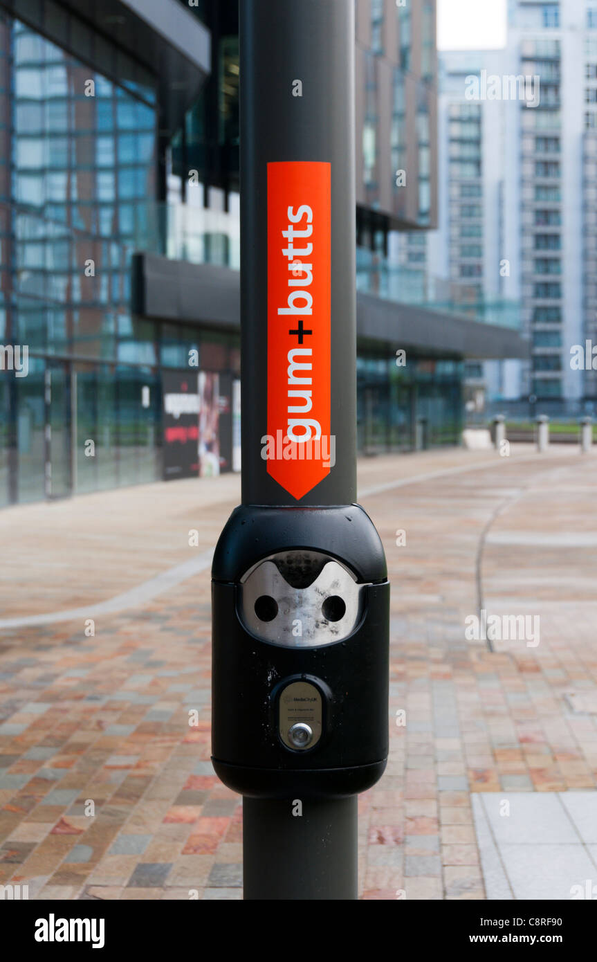Un réceptacle pour utilisé le chewing-gum et mégots sur un lampadaire. Banque D'Images
