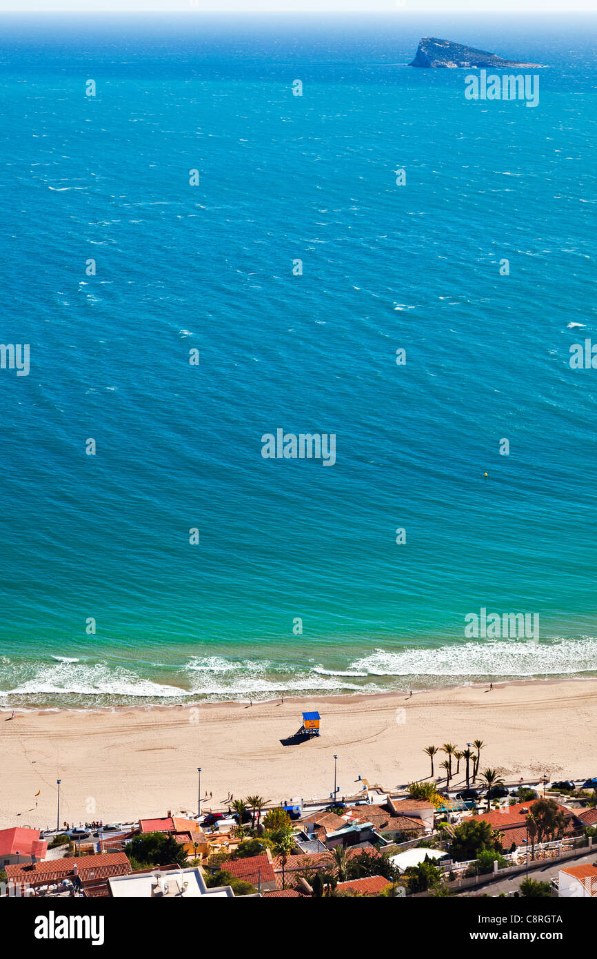 L'article vue aérienne de la plage de Poniente et à l'île de Benidorm, Alicante, Costa Blanca, province de Valence, Espagne Terre Banque D'Images