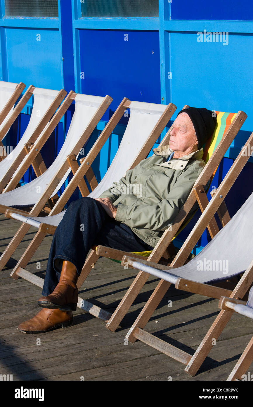 Soleil dans une chaise longue sur un agréablement ensoleillée et chaude journée d'automne à Blackpool, Royaume-Uni Banque D'Images