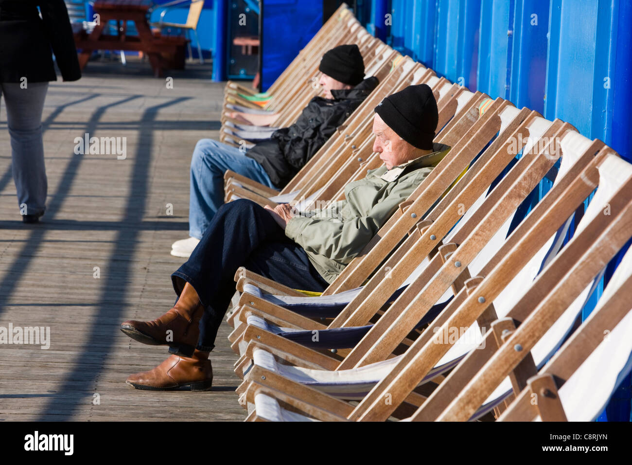 Soleil dans une chaise longue sur un agréablement ensoleillée et chaude journée d'automne à Blackpool, Royaume-Uni Banque D'Images