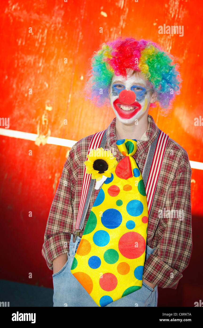 Clown - Jeune clown de cirque avec nez rouge, grande égalité et de tournesol Banque D'Images