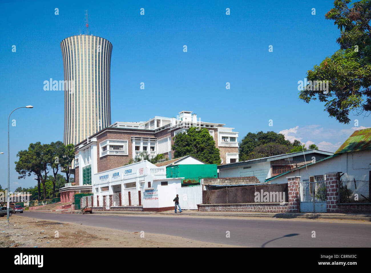 Avenue Amilcar Cabral avec Tour Nabemba (Tour Nabemba), Brazzaville, République du Congo, Afrique Banque D'Images