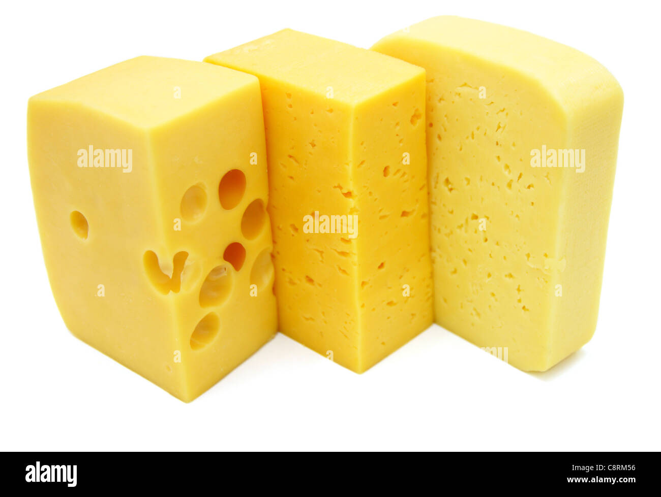 Trois pièces de différentes sortes de fromages isolé sur fond blanc Banque D'Images