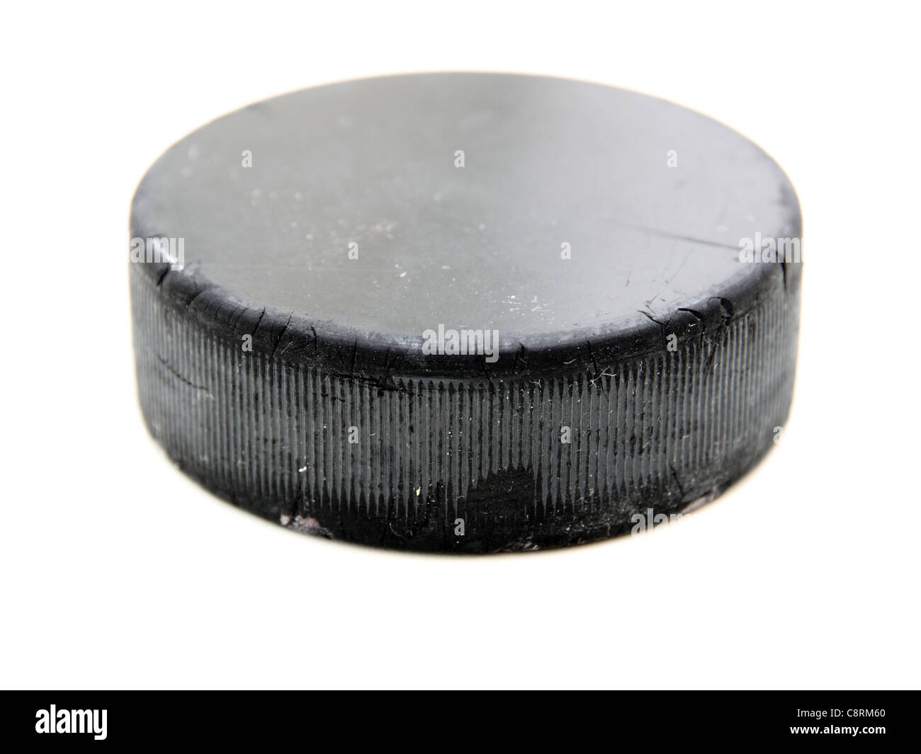 Rondelle de hockey vieux noir isolé sur fond blanc Banque D'Images