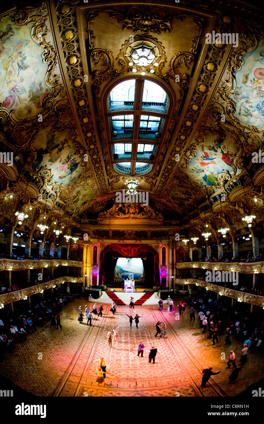 L'intérieur de la magnifique salle de bal de Blackpool et de danse avec orgue Wurlitzer et danse en cours Banque D'Images