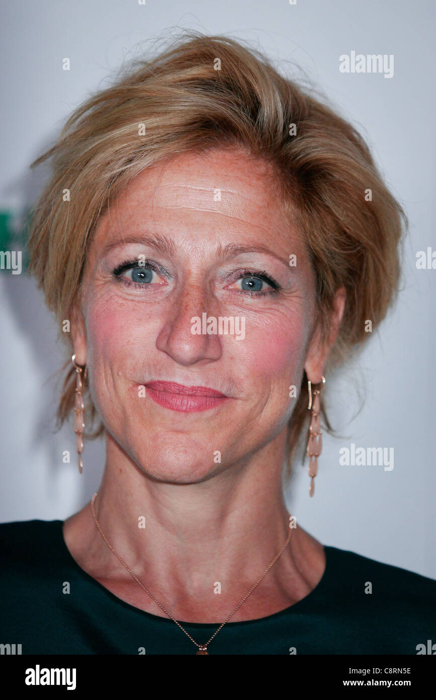 Edie Falco devant le hall des arrivées pour Showtime EMMY 2011 Réception des candidats, au Skybar Mondrian, Los Angeles, CA Septembre 17, 2011. Photo Banque D'Images