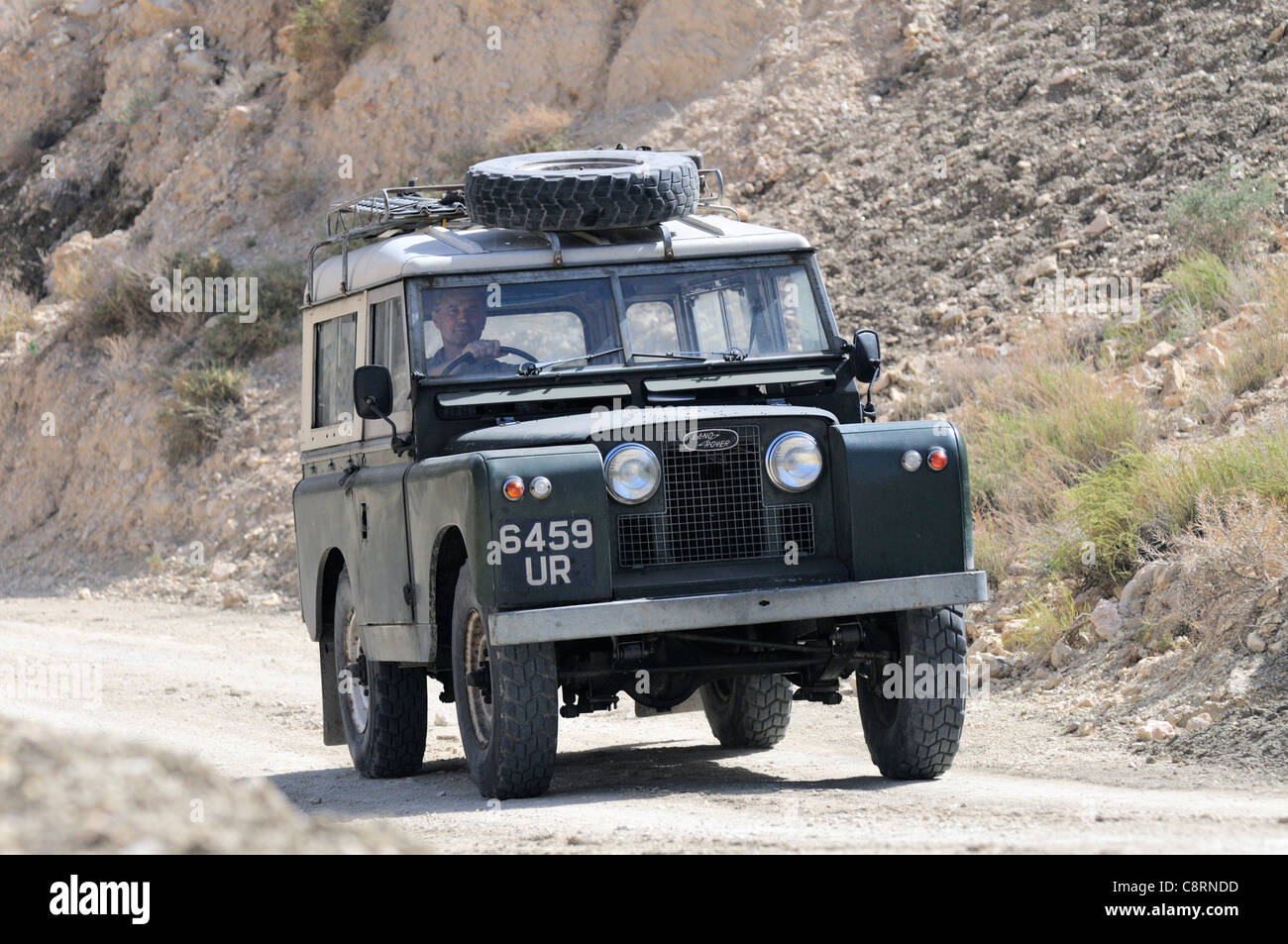 L'Afrique, Tunisie, nr. Saket. Voyageur du désert au volant d'une Land Rover 1962 historique en direction de la fameuse gorge étroite près de Saket. Banque D'Images