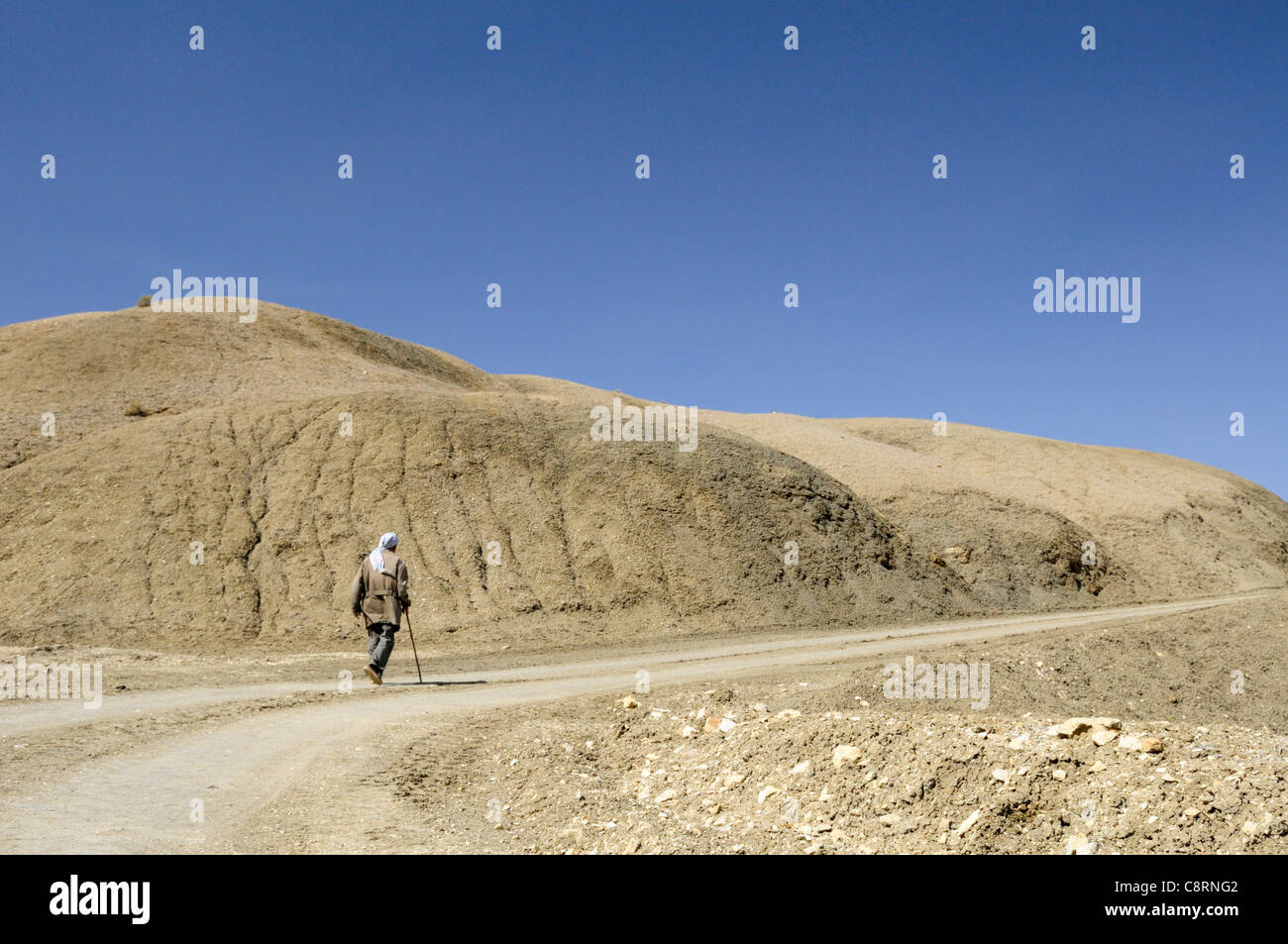 L'Afrique, Tunisie, nr. Saket. Homme tunisien local à marcher en direction de Saket. Banque D'Images