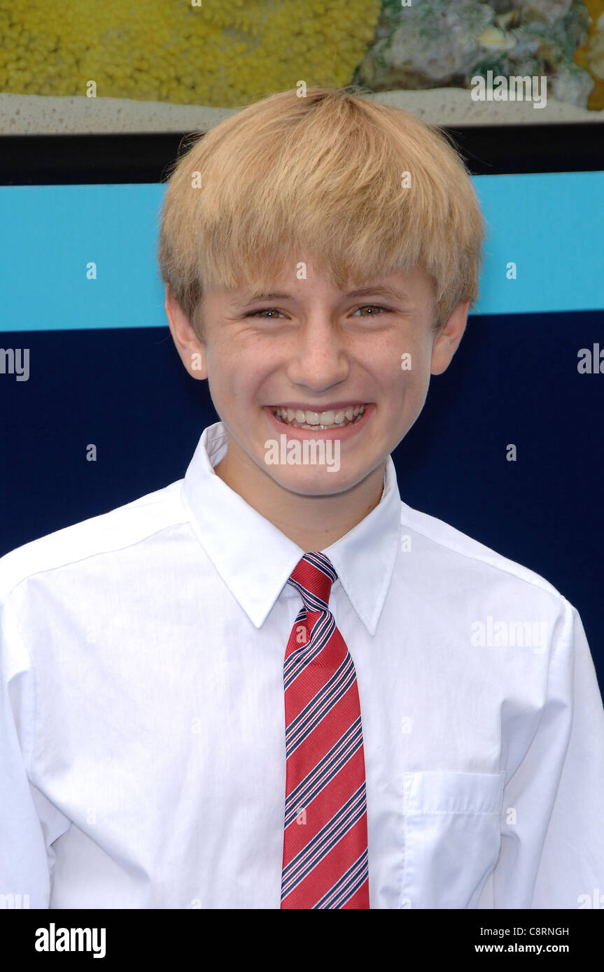 Nathan Gamble aux arrivées de DOLPHIN TALE Premiere, Village Theatre à Westwood, Los Angeles, CA Septembre 17, 2011. Photo par : Banque D'Images