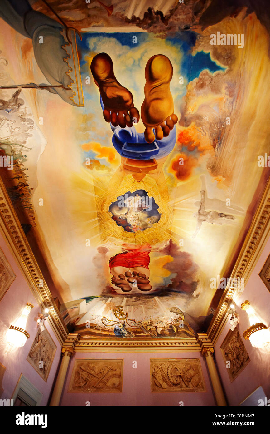 Plafond peint dans le palais du vent. Du Théâtre-musée Salvador Dali, Figueres, en Catalogne, Espagne. Banque D'Images