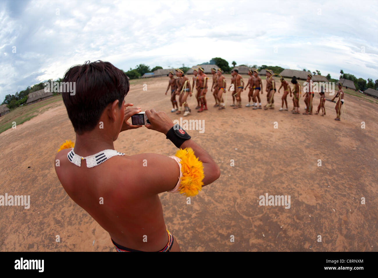 Danse Traditionnelle Par Les Indiens Xingu Dans Lamazone Brésil Photo Stock Alamy 0100