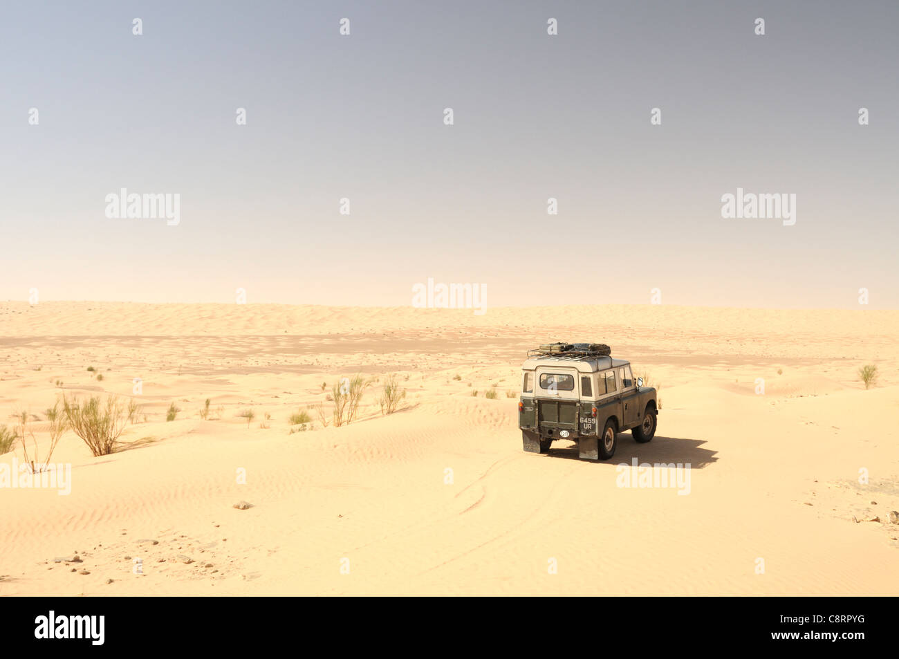 L'Afrique, Tunisie, nr. Tembaine. Historique Une Land Rover Série 2a à Tembaine sur le bord est du Grand Erg Oriental en ... Banque D'Images