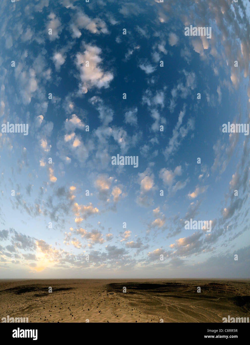 L'Afrique, Tunisie, Tembaine. Vue du coucher de soleil à partir de la plus petite de l'Tembaine pics sur le bord du Grand Erg Oriental ... Banque D'Images