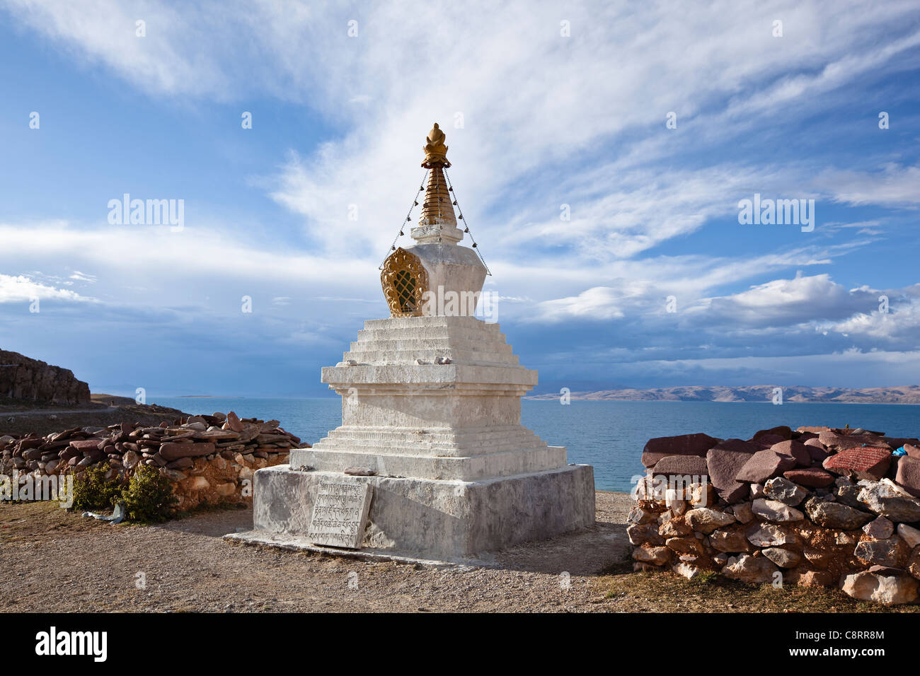 Tibet : stupa par le lac namtso Banque D'Images