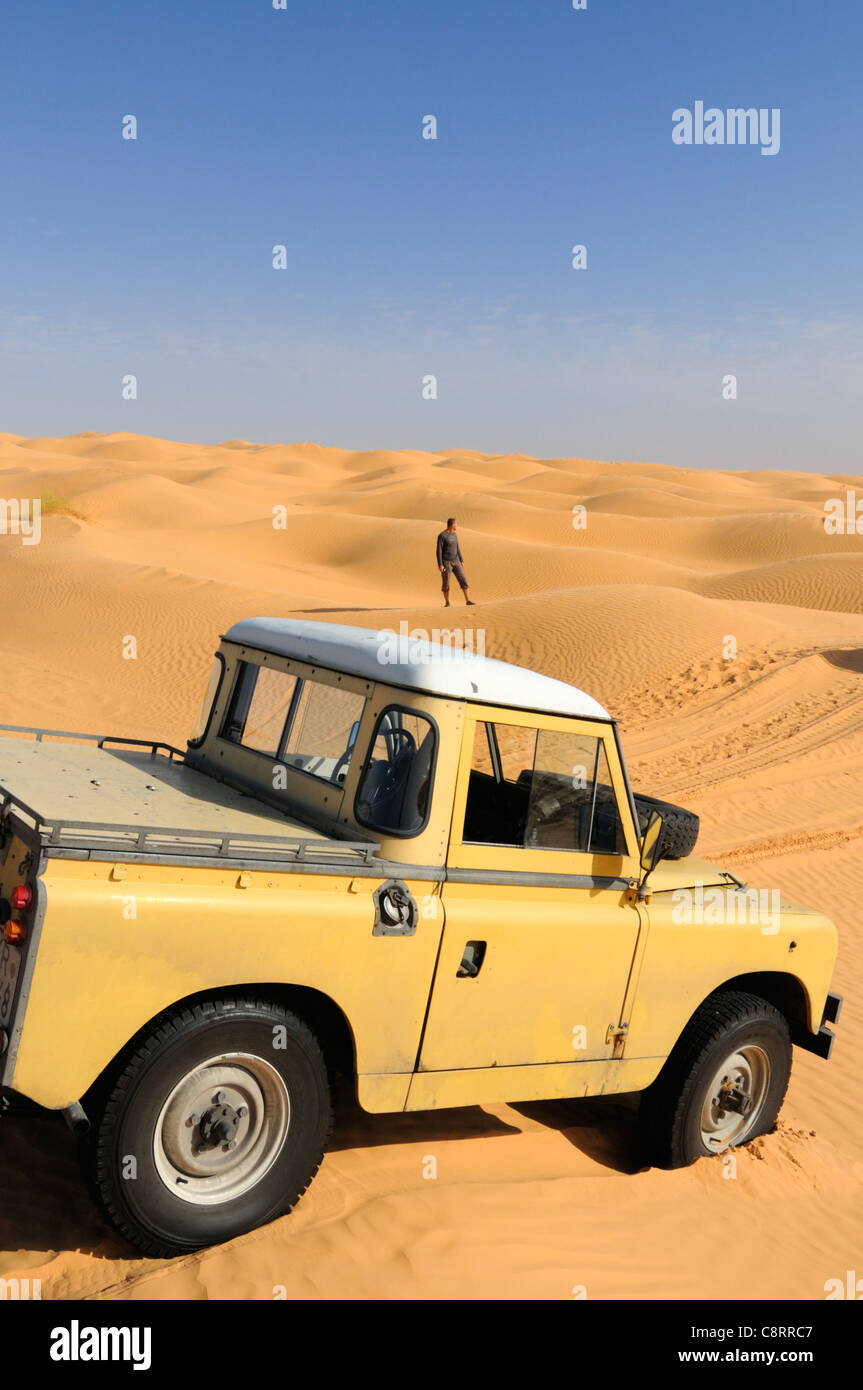 L'Afrique, Tunisie, nr. Tembaine. À la recherche de la bonne voie. Touristiques du désert et sa Land Rover série 2un camion cabine dans un ... Banque D'Images