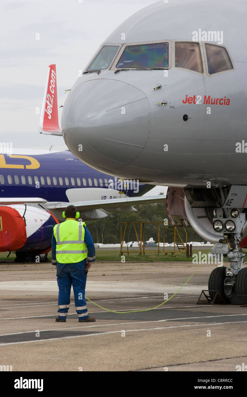 Boeing 757 avec technicien d'exécuter les tests Banque D'Images