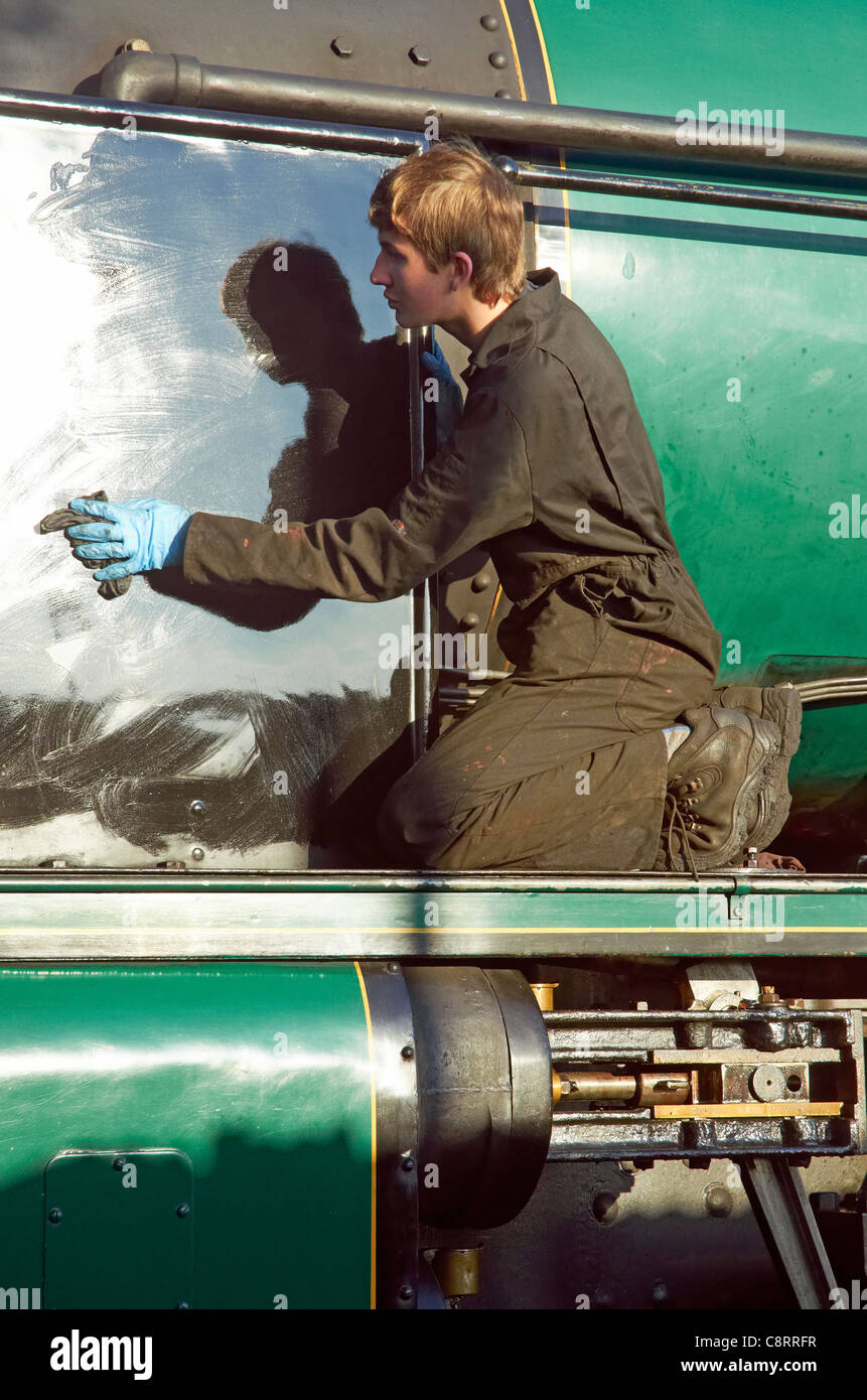 Mid-Hants Railway Gala d'automne 28/10/11. Les jeunes du nettoyant moteur polissage des déflecteurs sur la fumée express moteur 'Victory'. Banque D'Images