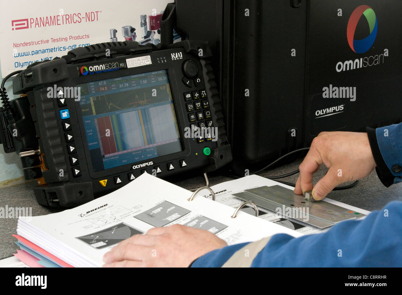 L'entretien d'aéronefs tests crack ultra-sonique Banque D'Images