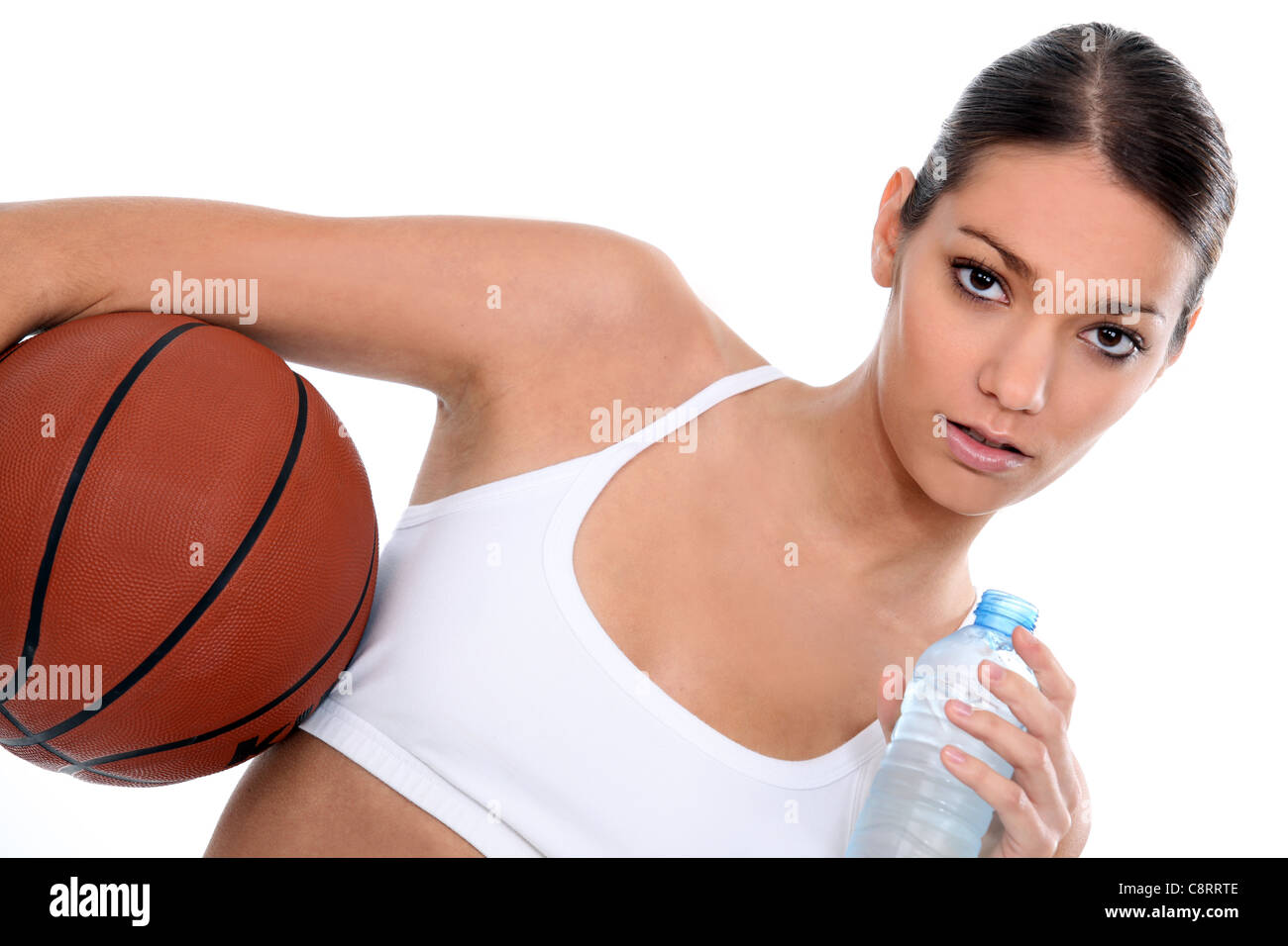 Femme avec une bouteille d'eau et de basket-ball Banque D'Images