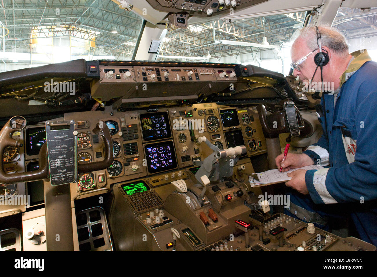 Technicien contrôle des Boeing 757 flight-deck Banque D'Images