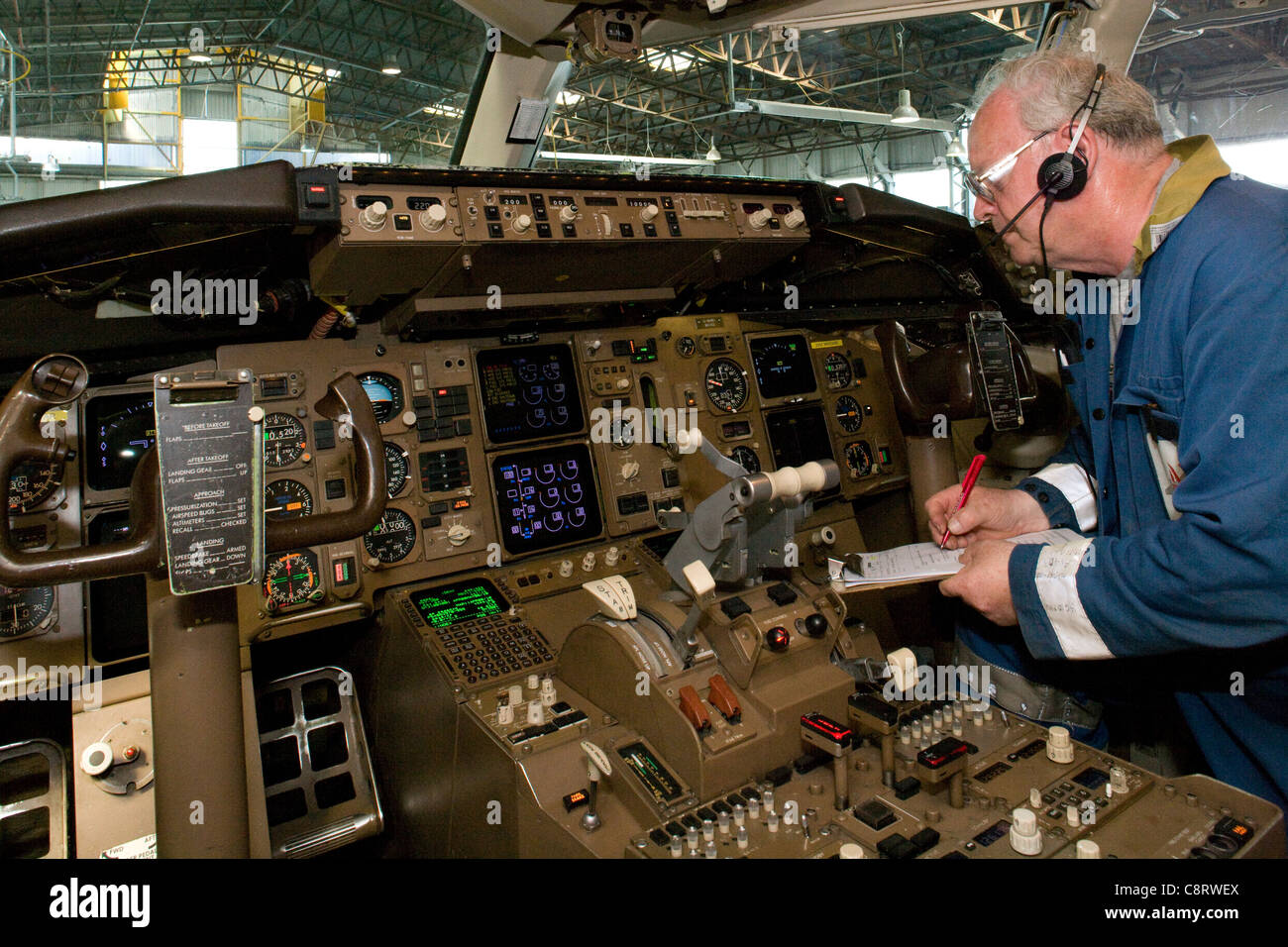 Technicien contrôle des Boeing 757 flight-deck Banque D'Images