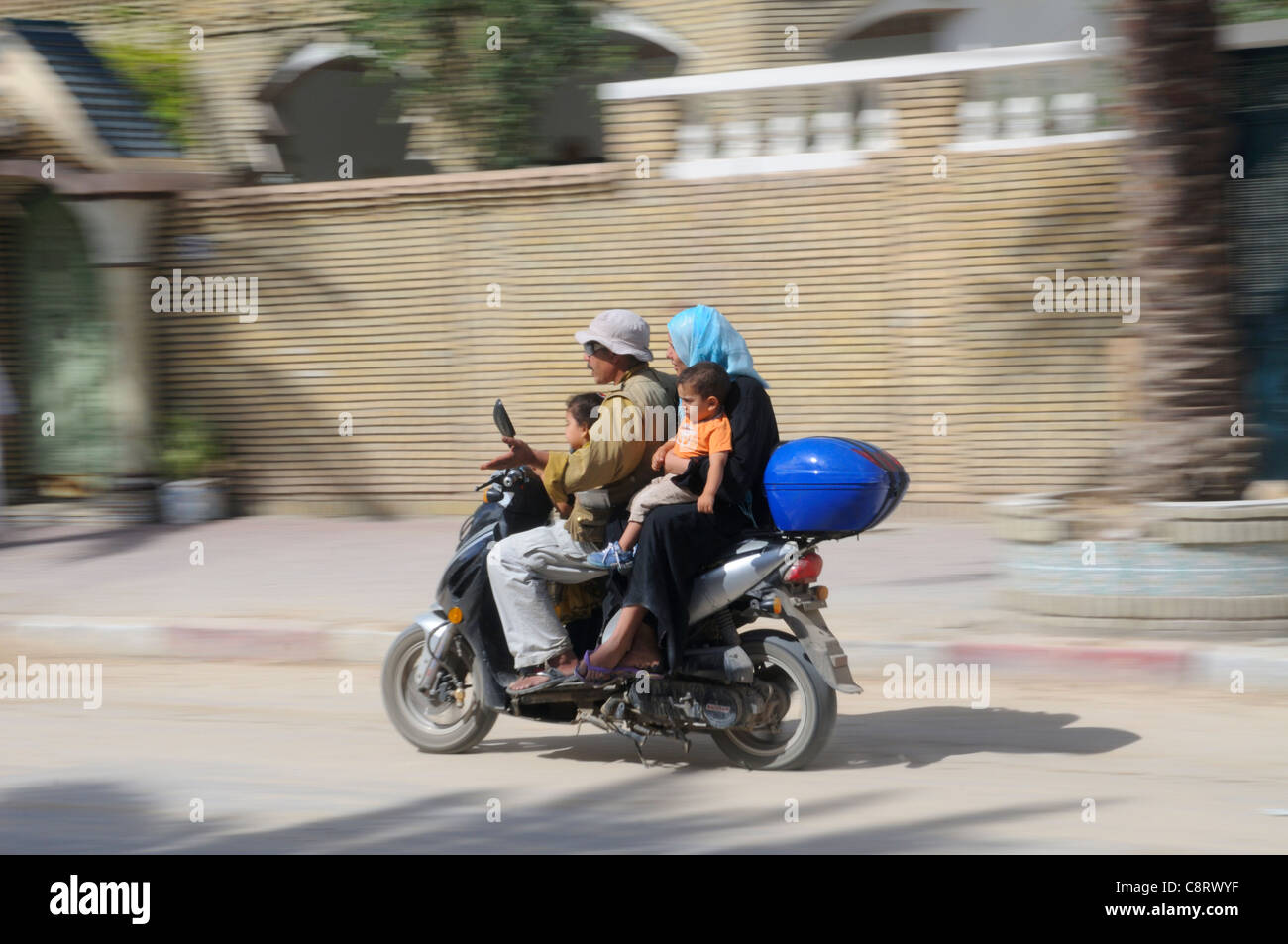L'Afrique, Tunisie, Tozeur. La famille tunisienne de père, mère et deux enfants à cyclomoteur. Banque D'Images