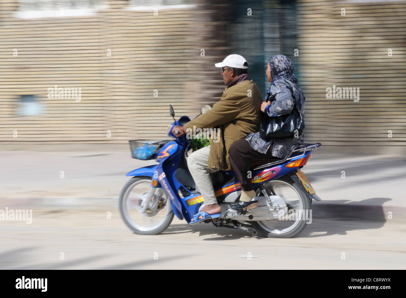 L'Afrique, Tunisie, Tozeur. Couple âgé mi tunisien sur cyclomoteur. Banque D'Images