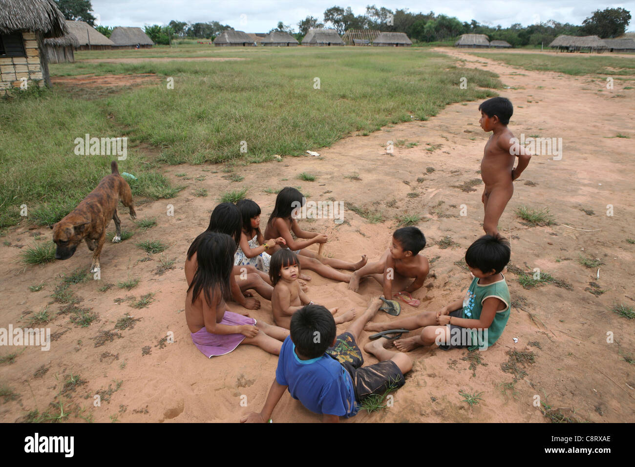 Famille d'indiens Xingu dans l'Amazone, Brésil Banque D'Images