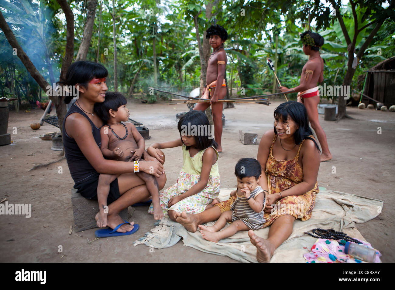 Famille d'indiens Xingu dans l'Amazone, Brésil Banque D'Images