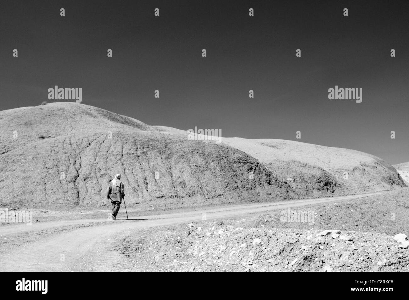 L'Afrique, Tunisie, nr. Saket. Homme tunisien local à marcher en direction de Saket. Banque D'Images