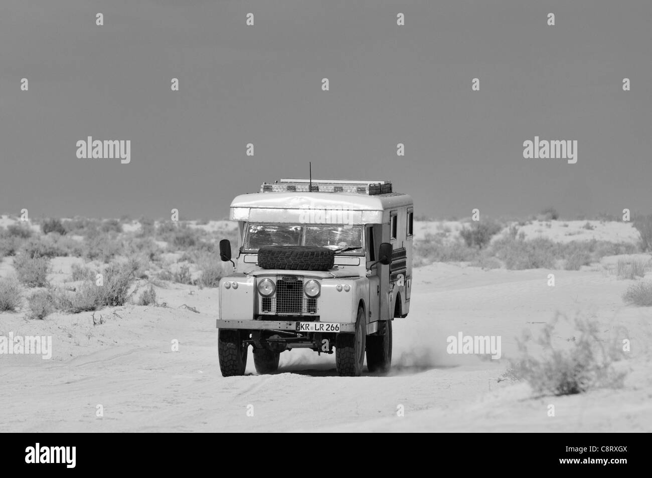 L'Afrique, la Tunisie, au sud de Douz. Land Rover le camping-car dans un voyage à travers le désert de Douz versus Tembaine Ksar Rhilane à. Banque D'Images