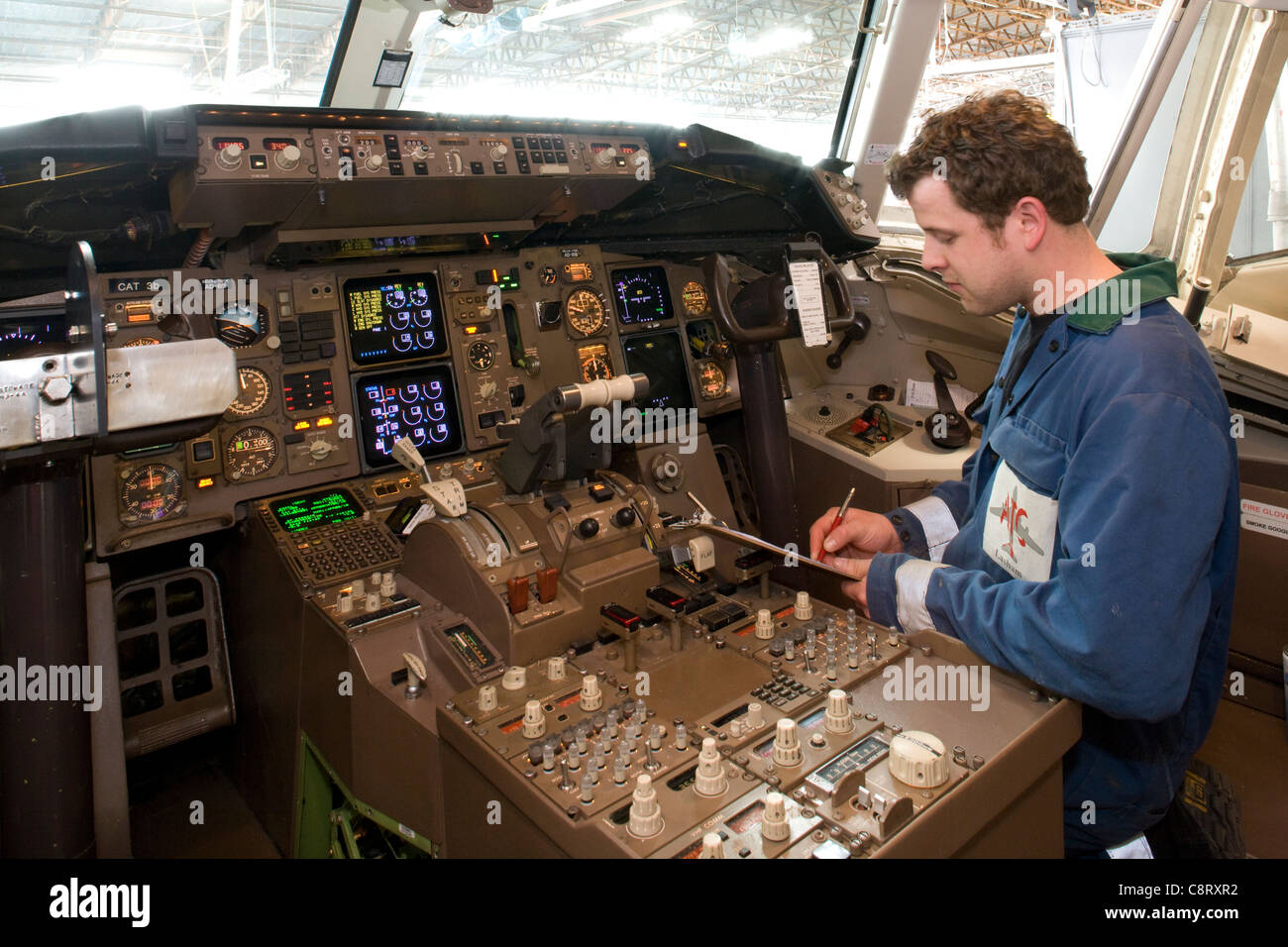 Boeing 757 cockpit & technician Banque D'Images