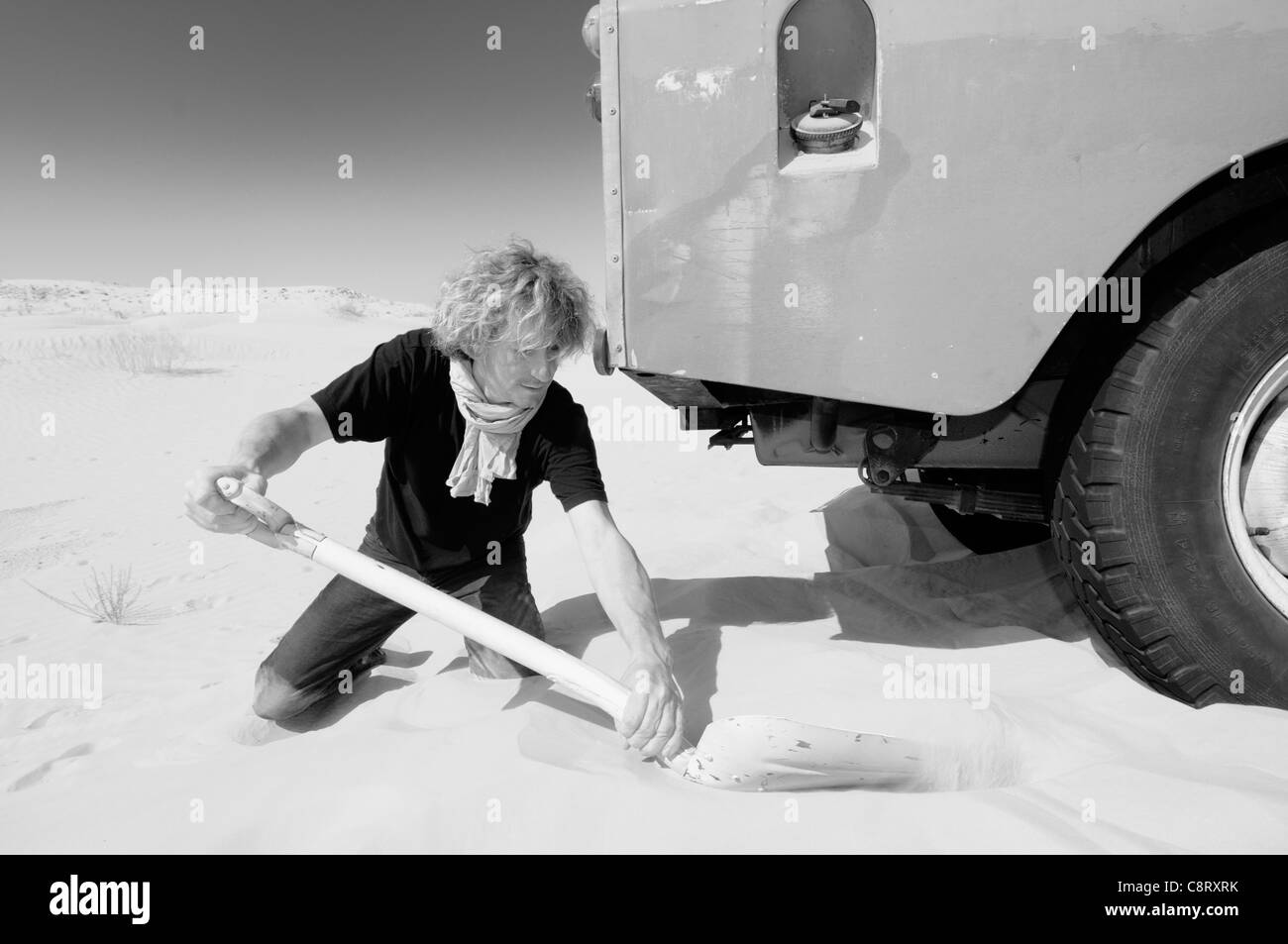 L'Afrique, Tunisie, nr. Tembaine. Voyageur du désert est resté coincé avec sa 1975 Land Rover Series 3 Station Wagon tout en ... Banque D'Images