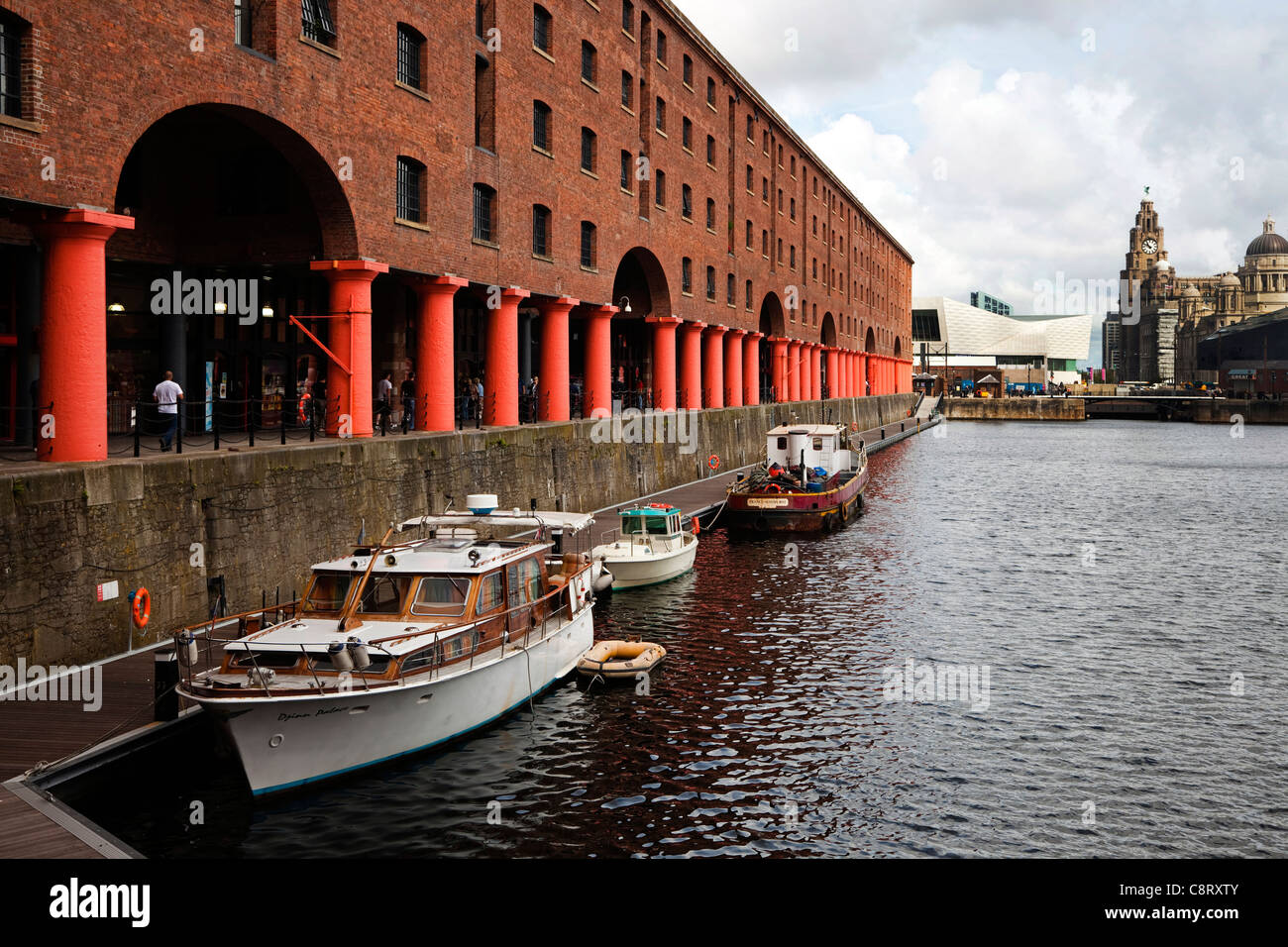 Albert Docks, Liverpool, Angleterre, Royaume-Uni, Grande Bretagne avec le foie des capacités dans la distance Banque D'Images