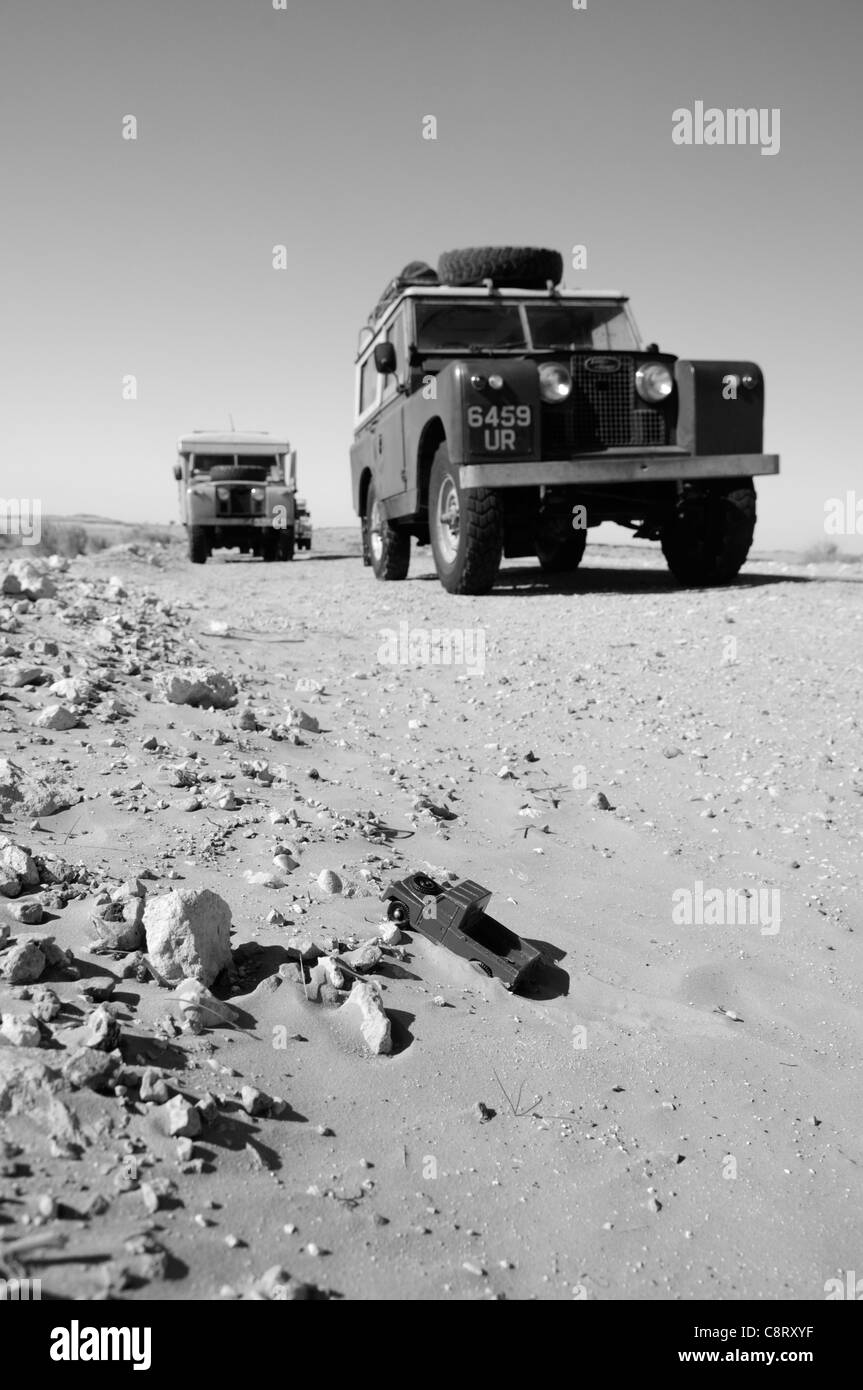 L'Afrique, Tunisie, nr. Ksar Rhilane. Historique Quatre Land Rover sur un désert voyage. Banque D'Images