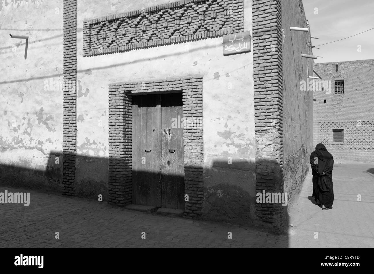 L'Afrique, Tunisie, Tozeur. En passant par le vieux quartier de Tozeur. --- Info : Tozeur, et la Provence, est très célèbre pour ses ... Banque D'Images