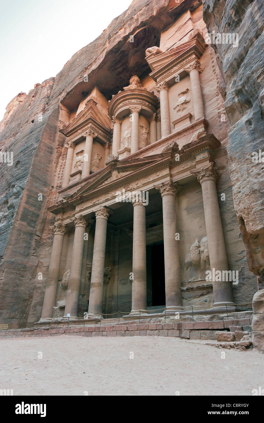 Le Al Khazneh (Trésor) Bâtiment à la ville antique de Pétra vue dans l'ombre de l'après-midi dernier Banque D'Images