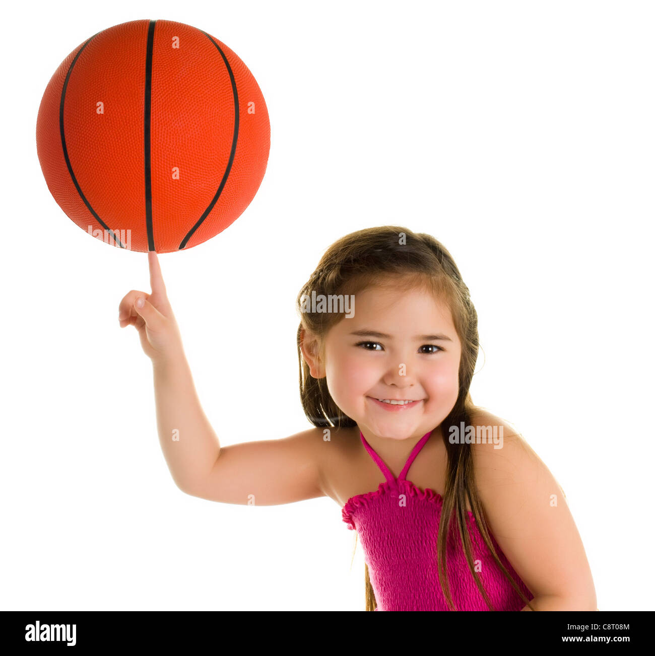 L'équilibre entre une Pre-Schooler Adorable Basket-ball sur un doigt. Banque D'Images