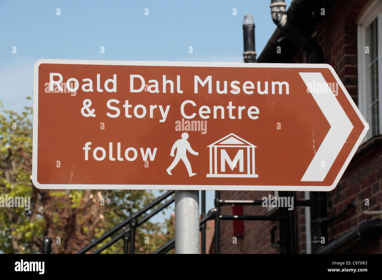 Tourist signe pour l'histoire de Roald Dahl Museum & Center à Etrembières,.Chiltern Hills dans le Buckinghamshire, Royaume-Uni. Banque D'Images