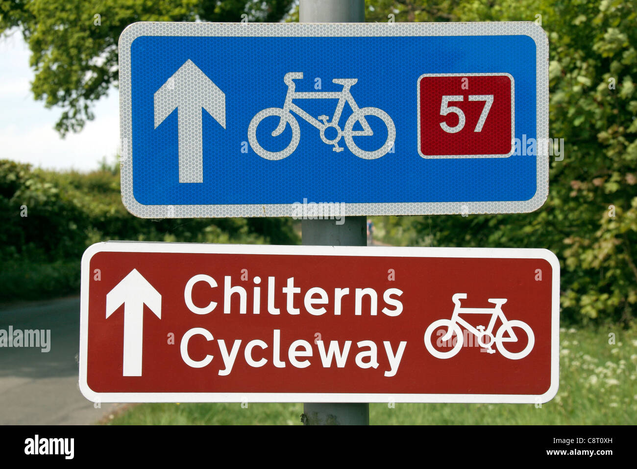 Indications pour la piste cyclable et Chilterns national cycle route 57 près de Great Missenden, Buckinghamshire, Angleterre. Banque D'Images