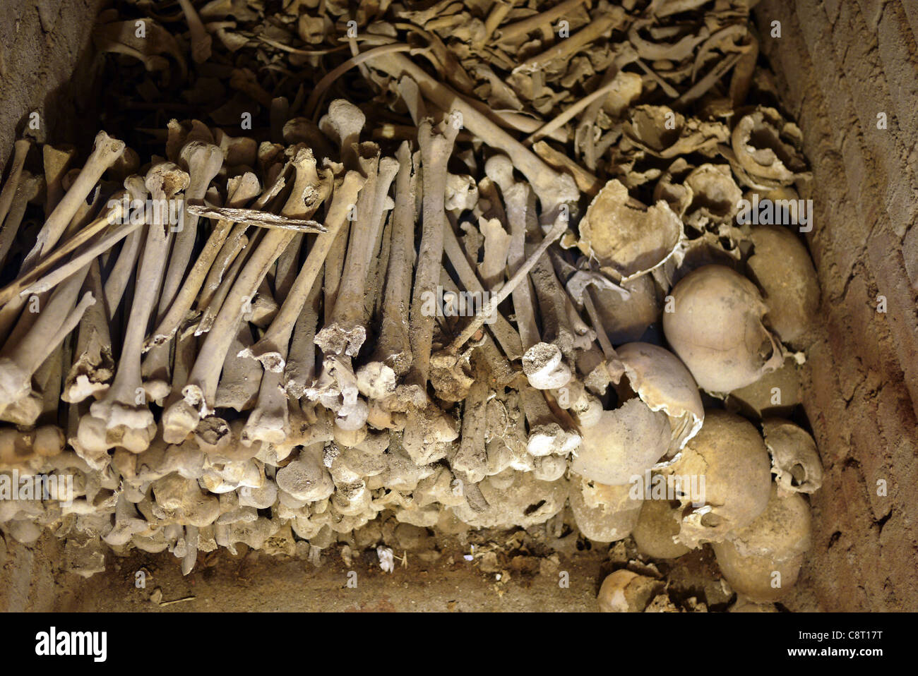 Un ossuaire, contenant les os du couvent des moines du couvent, dans l'église de São João Evangelista, Évora, Portugal. Banque D'Images