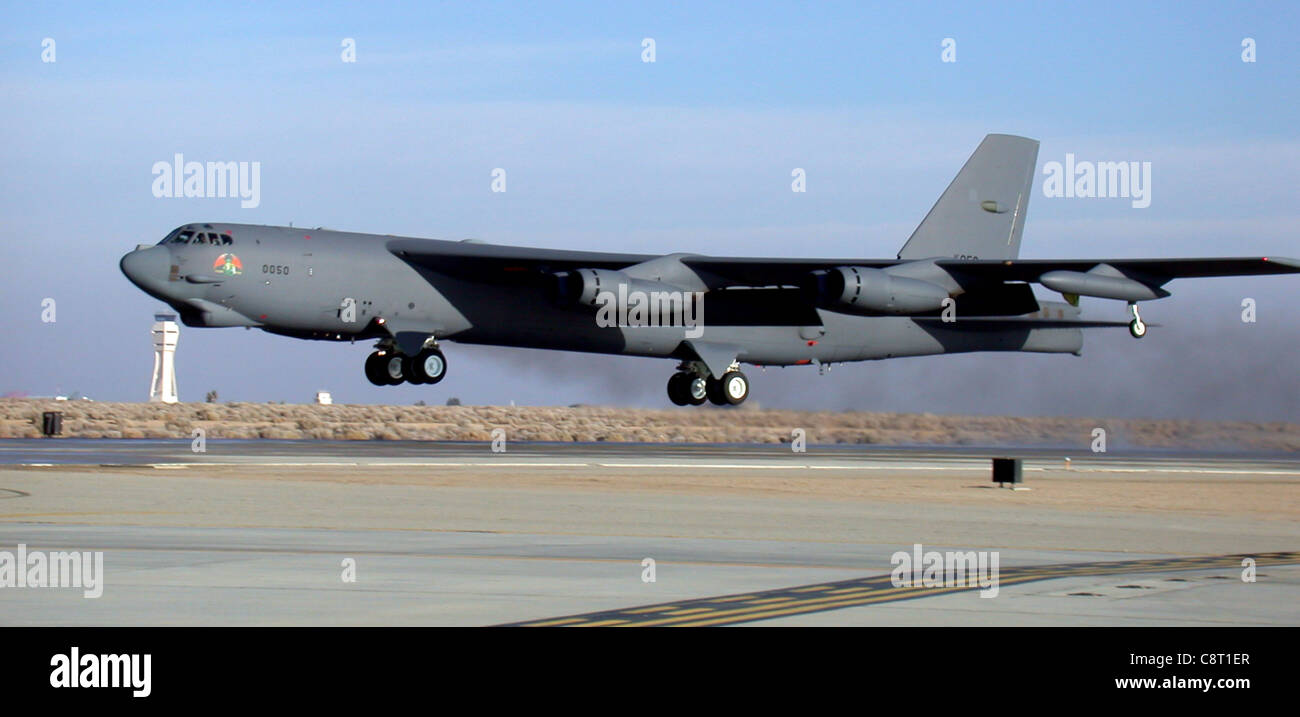 BASE AÉRIENNE EDWARDS, Californie -- UN B-52 StratoFortress part de la base aérienne Edwards, en Californie, pour un essai en vol de son nouveau système avionique. Le nouveau système fait partie du programme B-52 Avionics Midlife Improvement. Les essais en vol ont commencé en décembre et se feront jusqu'en mars 2004. La mise à niveau est la plus grande amélioration apportée au bombardier au cours des 15 dernières années. Banque D'Images