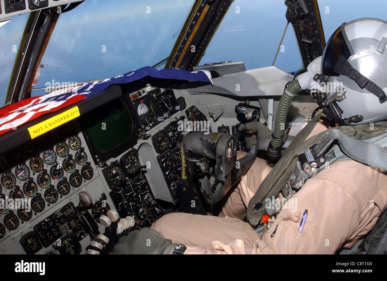 OPÉRATION LIBERTÉ IRAKIENNE -- UN co-pilote B-52 Stratoforteresse avec le 40ème Escadron de bombardement expéditionnaire effectue une mission au-dessus de l'Irak le 17 avril. Banque D'Images