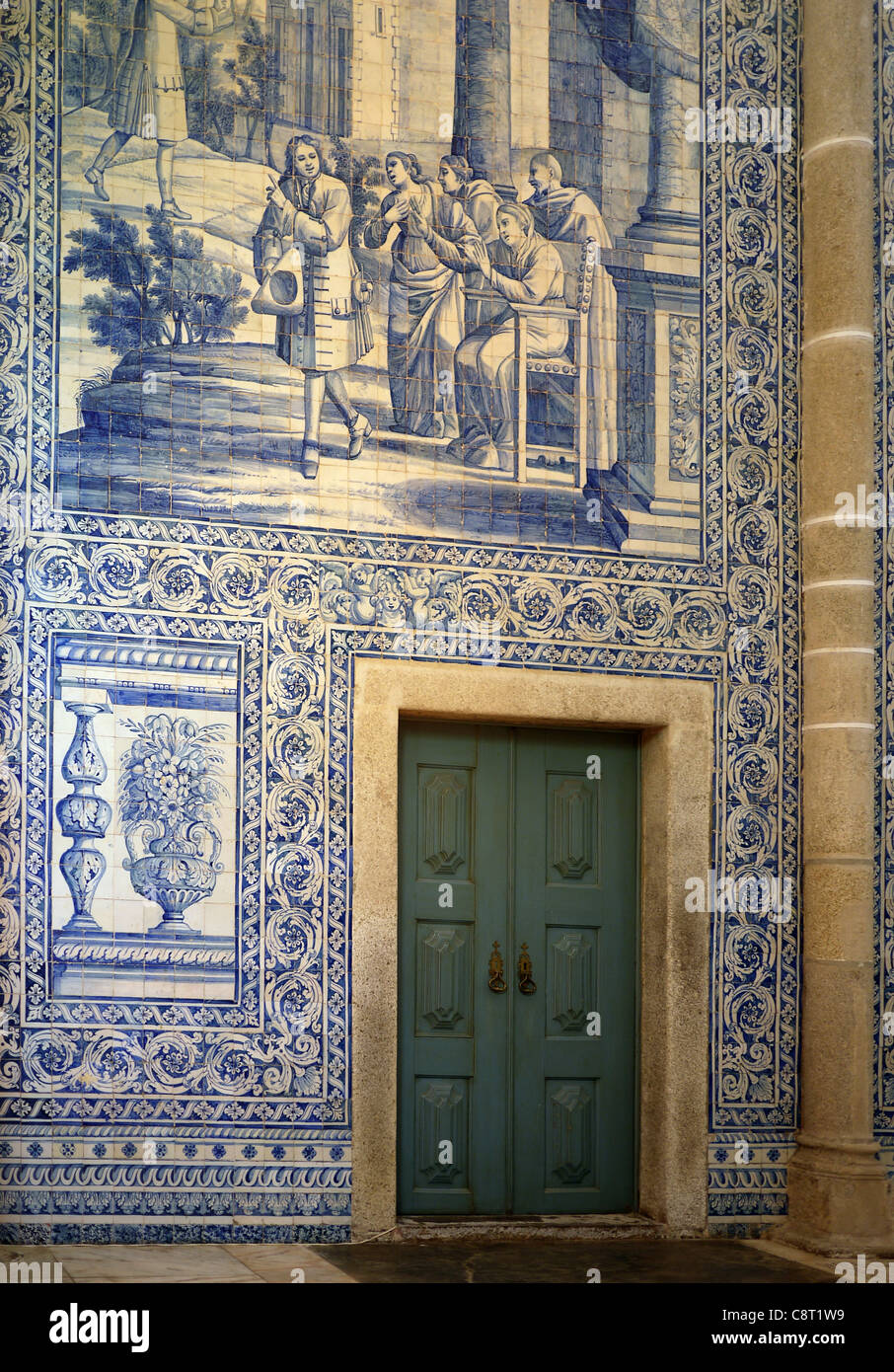 Un mur d'azulejos du 18ème siècle (carrelage bleu et blanc) à l'église de São João Evangelista, Évora, Portugal. Banque D'Images