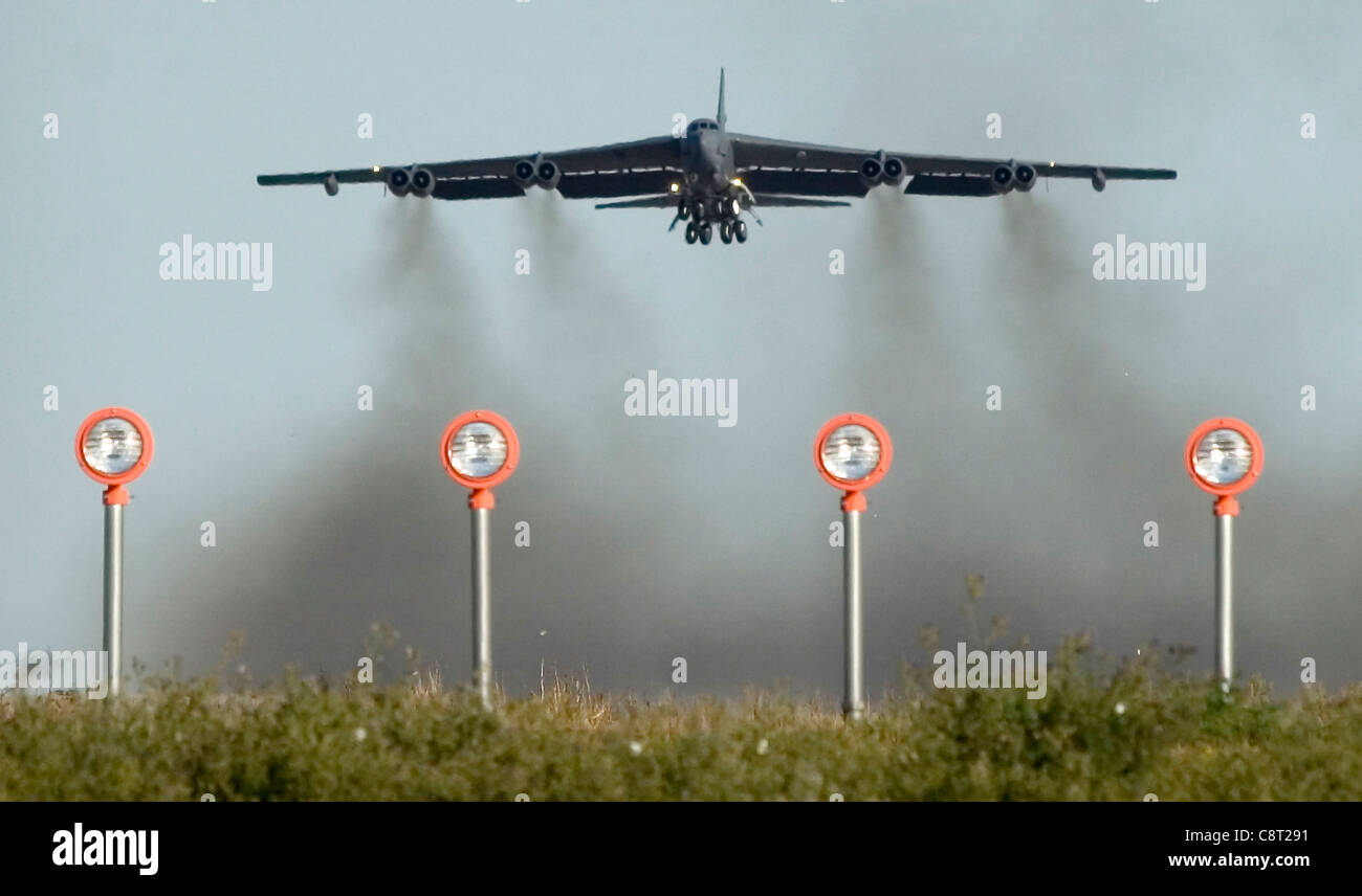 Un B-52 Stratoforteresse part de la base aérienne de Minot, N.D., août 21. Le bombardier de la 5e Escadre a mené une mission d'entraînement dans les cieux au-dessus du Dakota du Nord. Banque D'Images