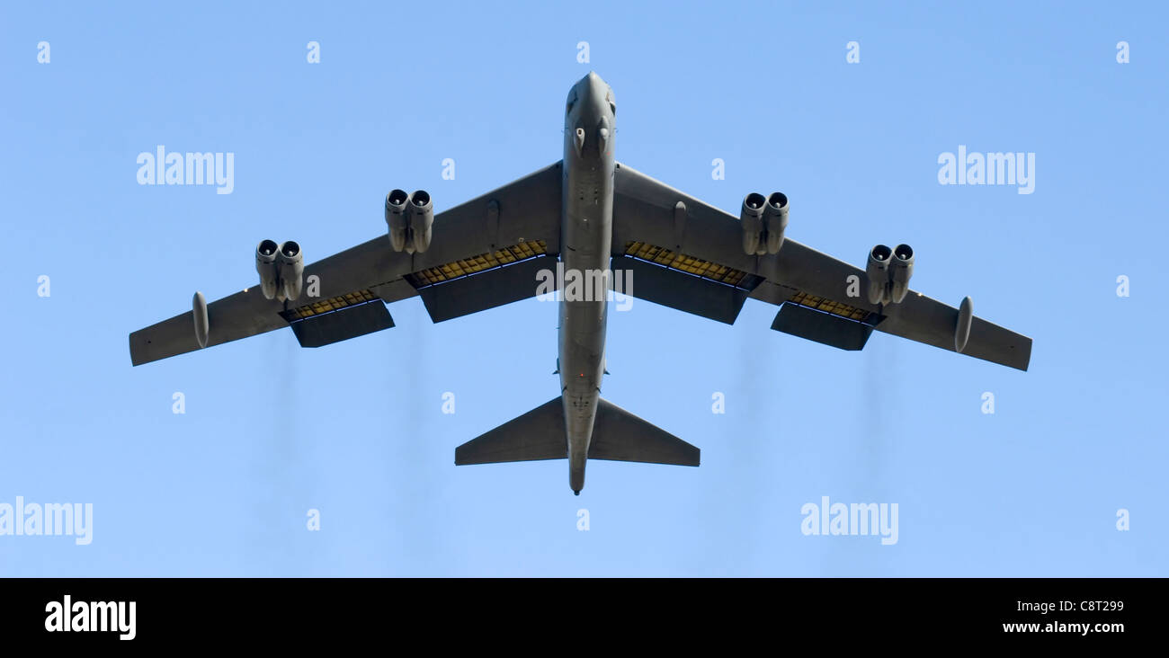 Deux bombardiers B-52 Stratoforteresse, comme celui présenté ici, ont terminé une sortie d'entraînement à longue distance de la base aérienne d'Andersen, Guam, à la chaîne d'armes aériennes de Delamere en Australie, dans le territoire du Nord, le 24 octobre. Les B-52, du 23e Escadron de la bombe expéditionnaire, font partie de la sortie de la « foudre verte », seulement la seconde de ce genre. Banque D'Images