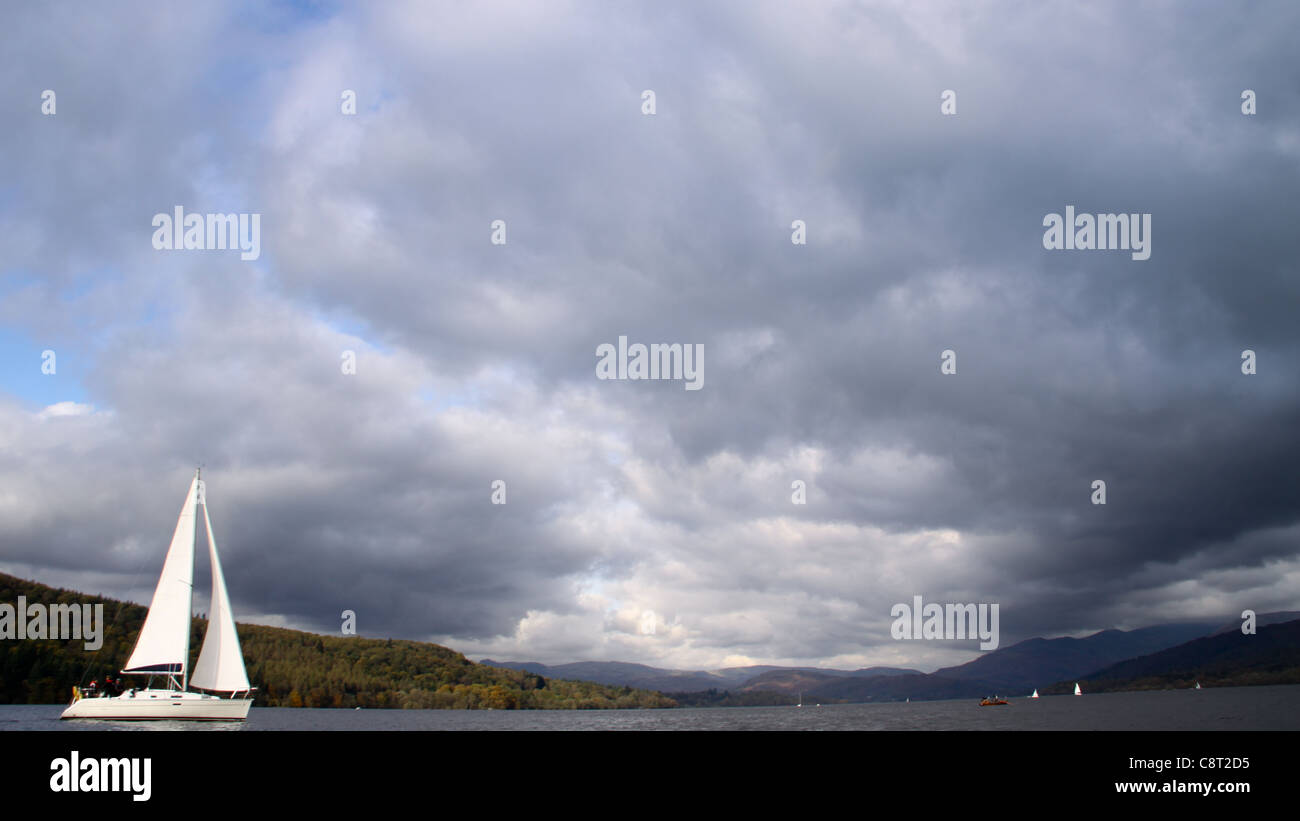 Ciel dramatique tout en voile et bateaux à voile sur le lac Windermere Banque D'Images